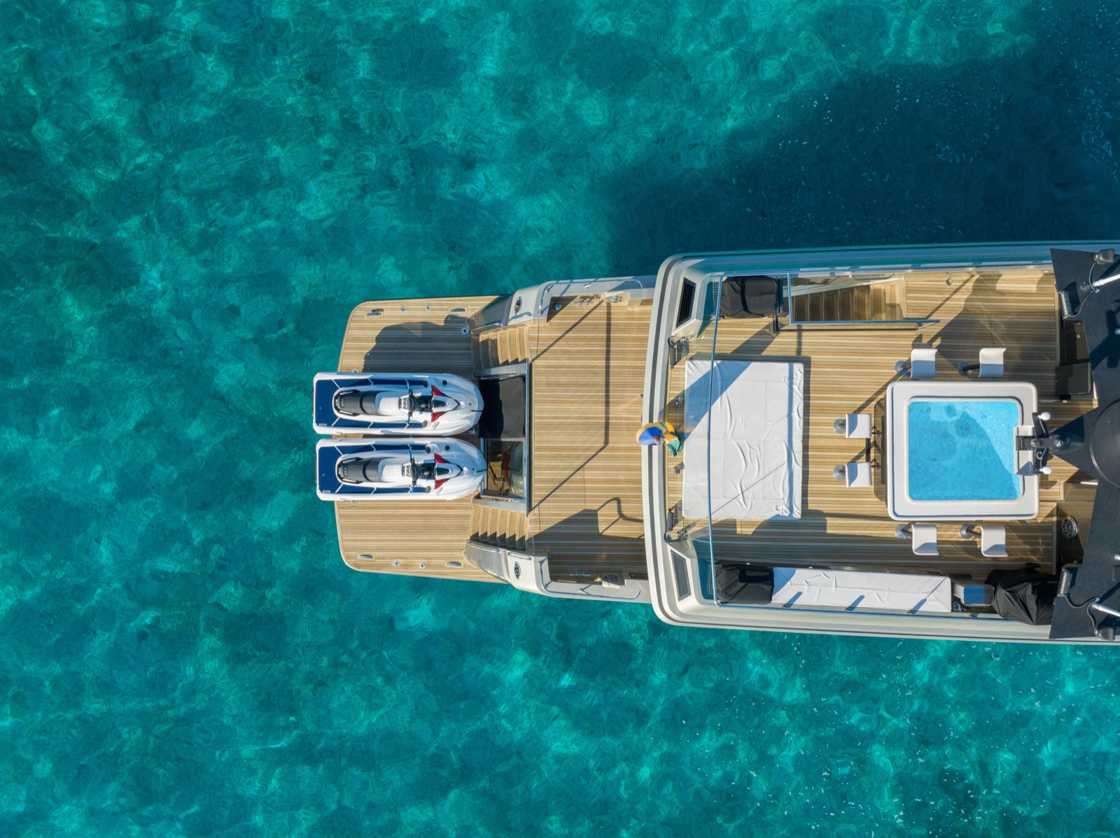 Bodrum açıklarında premium marine deck kaplı süperyat, kuş bakışı görünüm